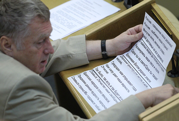 Лидер ЛДПР Владимир Жириновский с текстом гимна в нижней палате российского парламента на последнем пленарном заседании весенней сессии 2011 года
