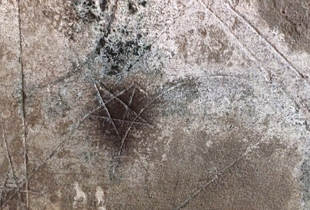 На стенах крипты сохранились загадочные рисунки — то ли тайные символы тамплиеров, то ли масонские знаки