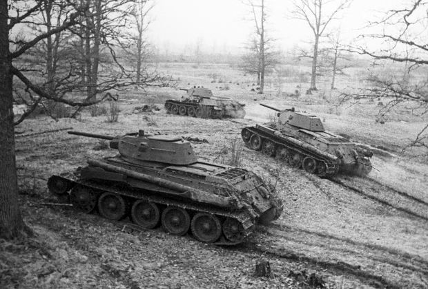 Танки Т-34 выходят на боевой рубеж.