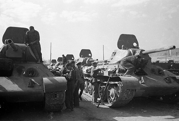 Танкисты получают новую партию танков Т-34 для отправки на фронт, август 1942 года.