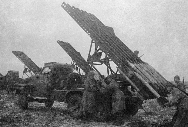Красноармейцы заряжают установки БМ-13, сентябрь 1943 года.
