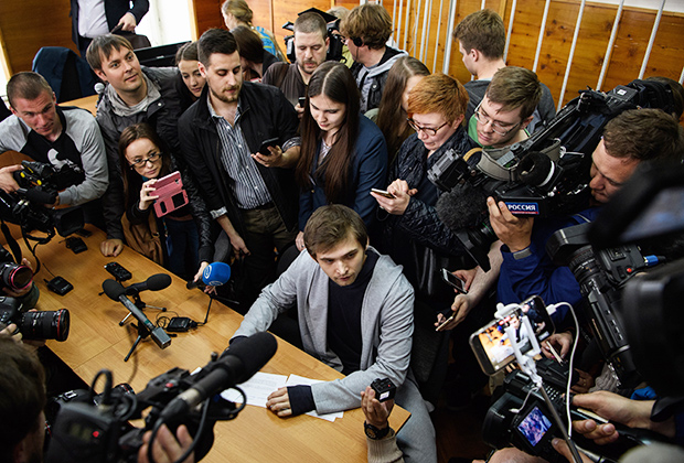 Руслан Соколовский подписывает документы об обязательствах поведения на условной свободе