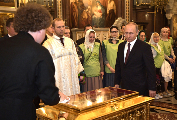 В храме Христа Спасителя Путин приложился к мощам Николая Чудотворца 