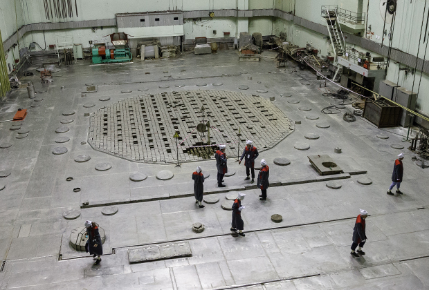 Слева висят 20-метровые алюминиевые вкладыши в шахты реактора  