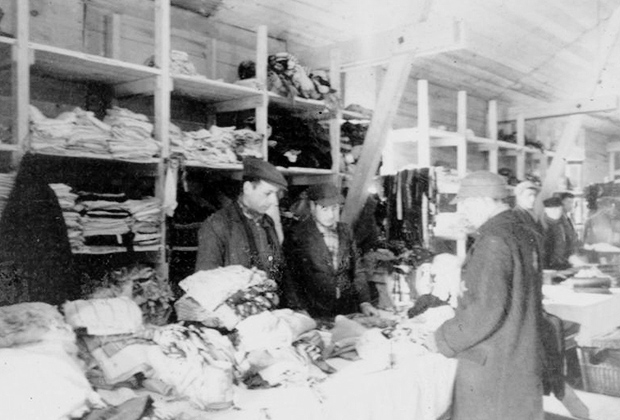 Вещевой склад в лагере, с которого нацисты брали понравившиеся им вещи