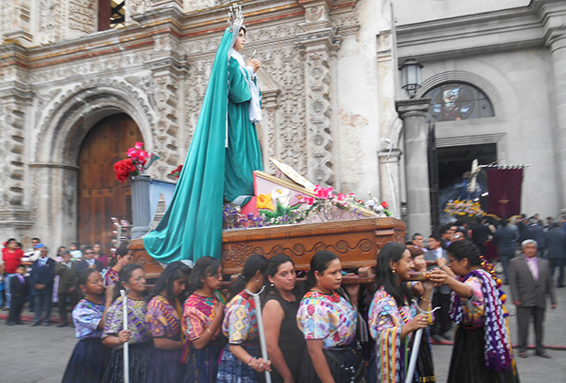 Формально большинство майя — католики, но в реальности их вера тесно переплетена с языческими обрядами