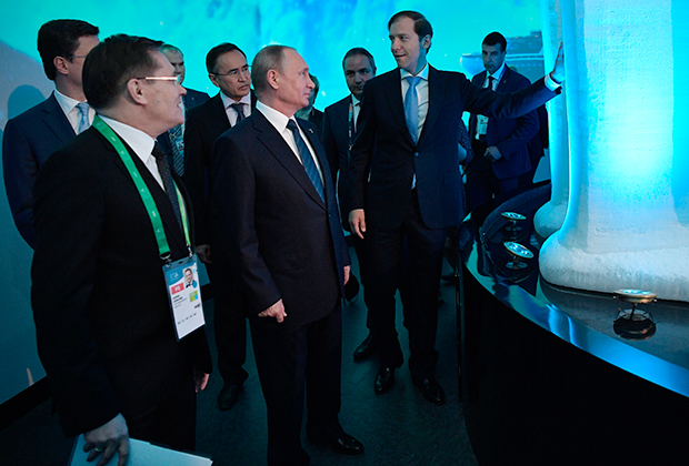 Владимир Путин посетил российский павильон на выставке «Астана ЭКСПО-2017», где ему продемонстрировали энергетический потенциал российской Арктики