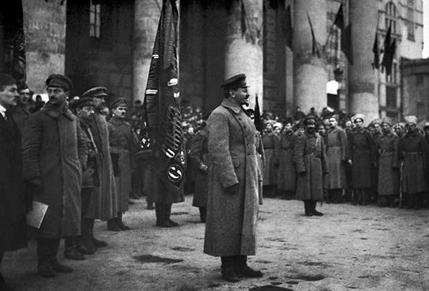 Троцкий выступает перед красноармейцами. 1918 год