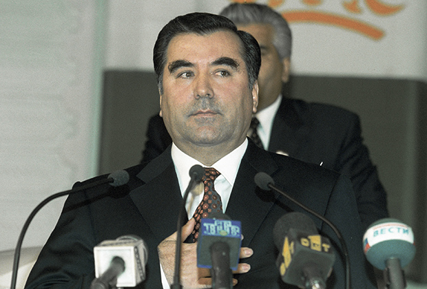 В 1992 году Эмомали Рахмонов получил полномочия главы республики — позднее он стал президентом 