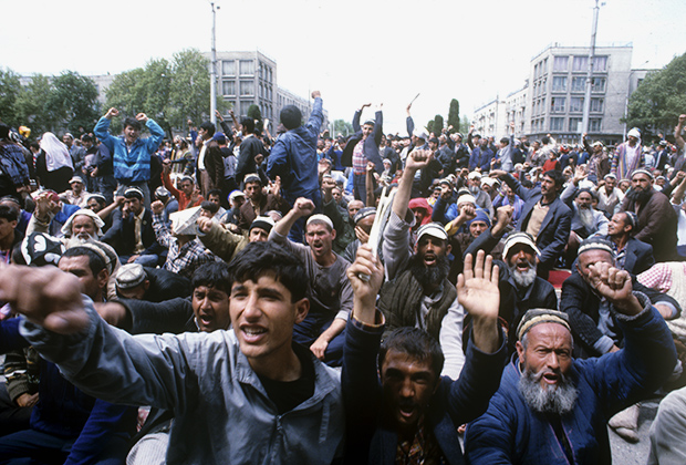 С февраля 1990-го в центре Душанбе прошла череда митингов