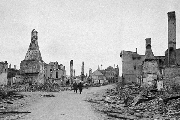 Латвийский город Елгава (Митава), разрушенный немецкими захватчиками