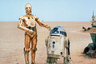 Робот R2-D2 (справа)