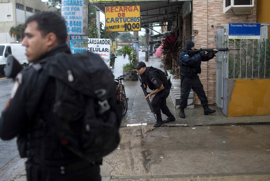 Полицейские ведут огонь по наркоторговцам. В 2016 году в штате Рио-де-Жанейро в перестрелках погибли 920 человек.
