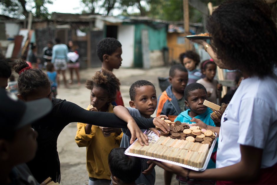 Дети разбирают гуманитарную помощь, присланную в «Божий город» одной из неправительственных организаций.