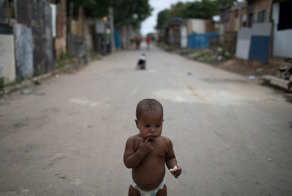 Ребенок с куском хлеба в районе «Райский угол» — одном из самых бедных в злополучной фавеле.