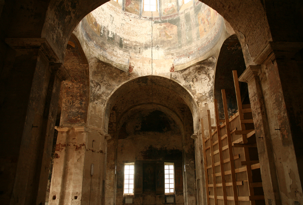 Внутри храма сохранились остатки фресок 1838 года