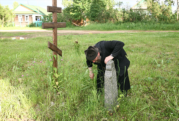 Отец Валерий прополол траву на могиле отца Николая 