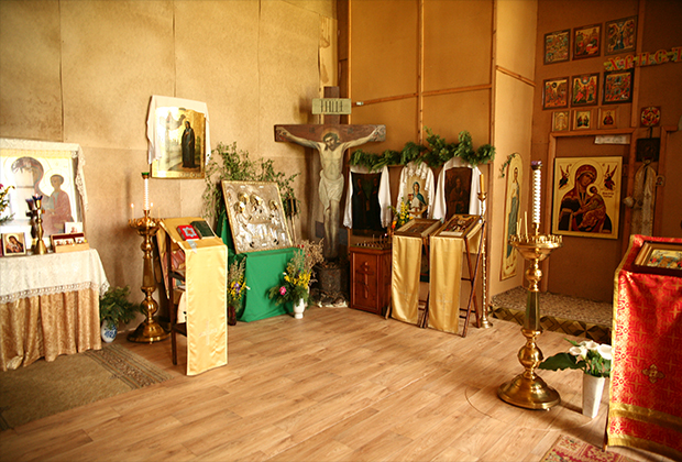 Еще в 2010 году отец Валерий отгородил оргалитовыми листами южную часть полуразрушенного храма и организовал там соборное пространство. Пока что службы проходят здесь