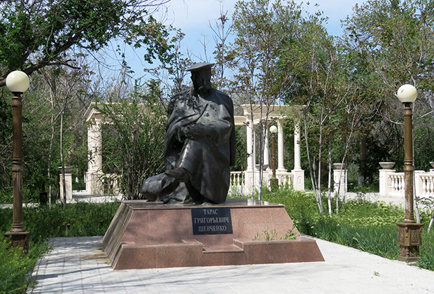 В городе два памятника Тарасу Шевченко