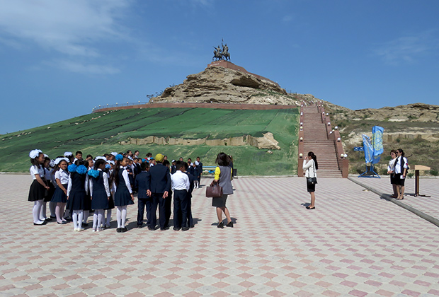 Памятник на холме — это Иса и Досан — предводители казахского восстания 1870 года