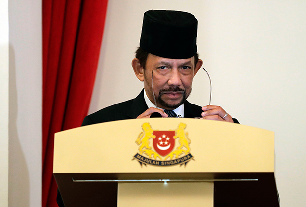 Султан Брунея спустя 25 лет после описываемых событий, 2017 год