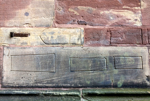 Размеры кирпичей, указанные на стене собора, позволяли покупателю немедленно проверить, не обманул ли его продавец