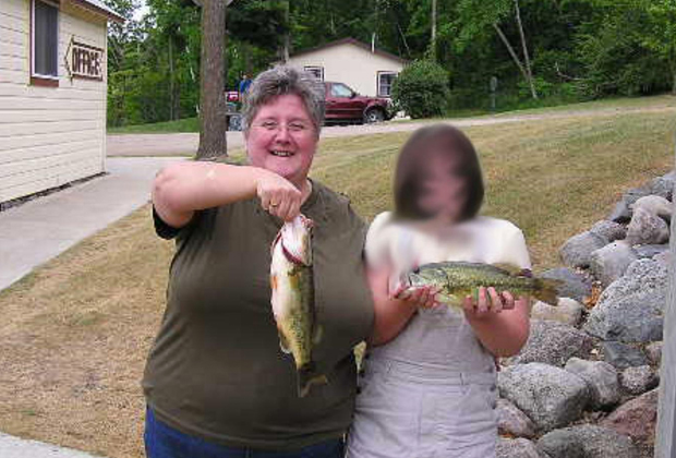 Рыба на фото с ребенком, находящимся в опасности, подсказала следователям, где искать преступников