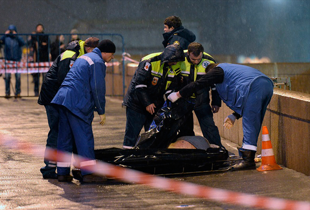 Большой Москворецкий мост. Криминалисты на месте убийства оппозиционера Бориса Немцова 27 февраля 2015 года