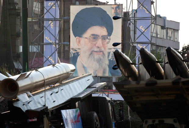 Портрет великого аятоллы Али Хаменеи на выставке, посвященной ирано-иракской войне