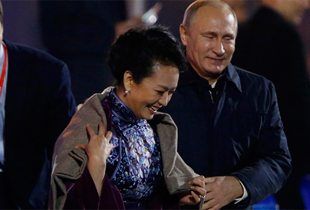 Владимир Путин укрывает первую леди КНР пледом на шоу, приуроченном к саммиту АТЭС