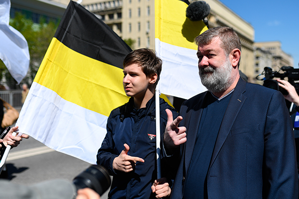Вячеслав Мальцев (справа) во время шествия оппозиции по проспекту академика Сахарова в Москве.