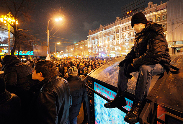 Участники митинга «За честные выборы» на Пушкинской площади в Москве.