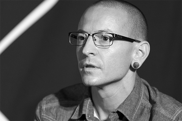 Самоубийство лидера Linkin Park связали с суицидом фронтмена Soundgarden:  Музыка: Культура: Lenta.ru