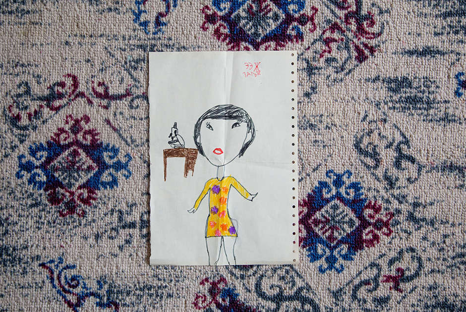 Рисунок старшей внучки Анны-Марии, ей семь лет. Такой девочка видит свою бабушку на работе. На вопрос, чем та занимается, с уверенностью отвечает: «Смотрит в микроскоп».
