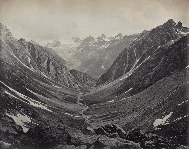 Крупнейший вклад внес британский фотограф Сэмюел Борн (Samuel Bourne), который работал и жил в Индии с 1863-го по 1870 год.