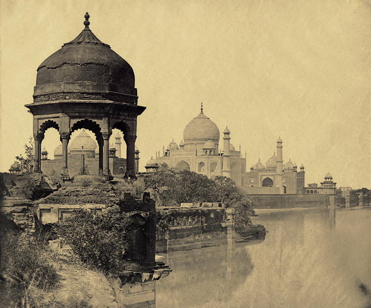Британско-итальянский фотограф Феликс Беато (Felice Beato) провел в Индии два года. В частности, он является автором одного из первых снимков Тадж-Махала.