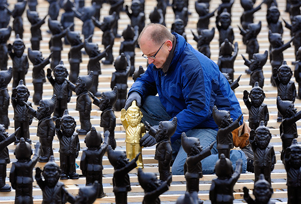 Из-за 400 зигующих гномов скульптор чуть не оказался за решеткой