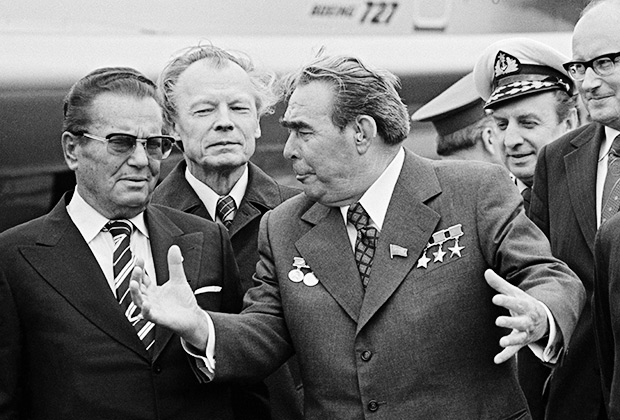 Президент Югославии Иосип Броз Тито и генеральный секретарь ЦК КПСС Леонид Брежнев (слева направо) 