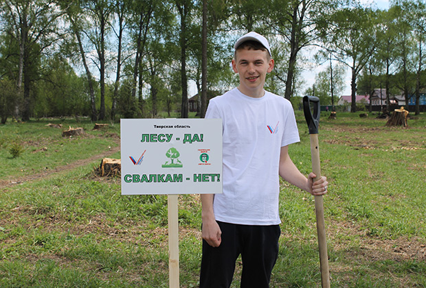 Сергей Морозов на высадке деревьев в Рождествено