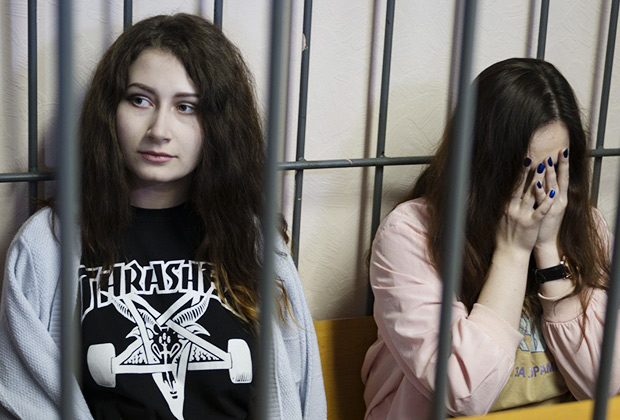 Алена Савченко (слева) и Алина Орлова в зале суда