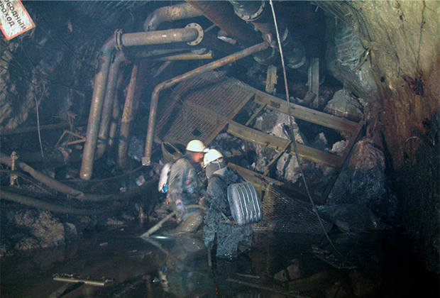 Поисково-спасательные работы на руднике «Мир»