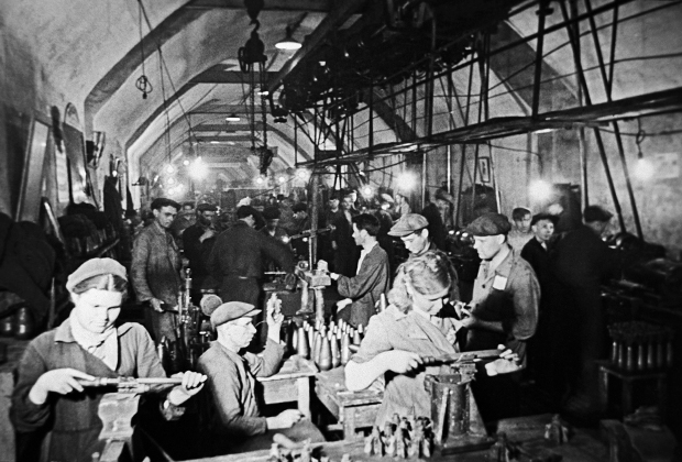 15.05.1942 Во время осады Севастополя рабочие изготавливают мины в одном из цехов спецкомбината №1, работающего под землей в заброшенной штольне