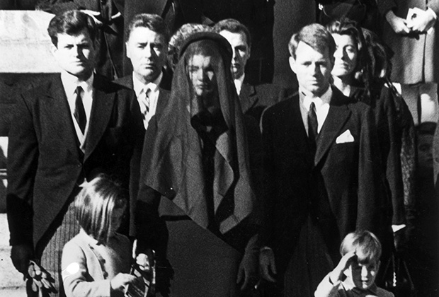 Братья, жена Джеки и дети президента Джона Кеннеди на его похоронах