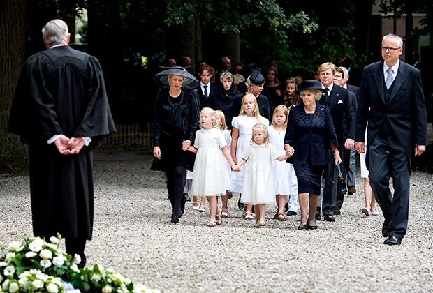 Принцесса Нидерландов Мабель с детьми на похоронах принца Фризо