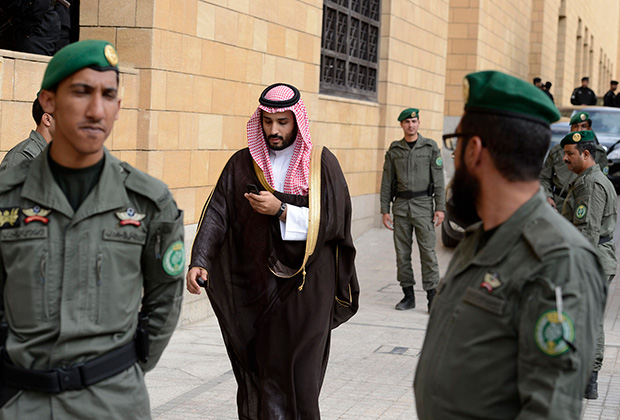 Саудовский принц Мохаммед бин Салман бин Абдулазиз аль Сауд на похоронах принца Бадра бин Абдул Азиза