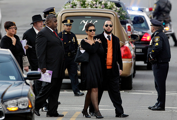 Участники траурной церемонии на похоронах певицы Уитни Хьюстон