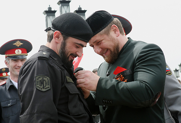 Рамзан Кадыров вручает награды военным на параде, посвященном Дню Победы