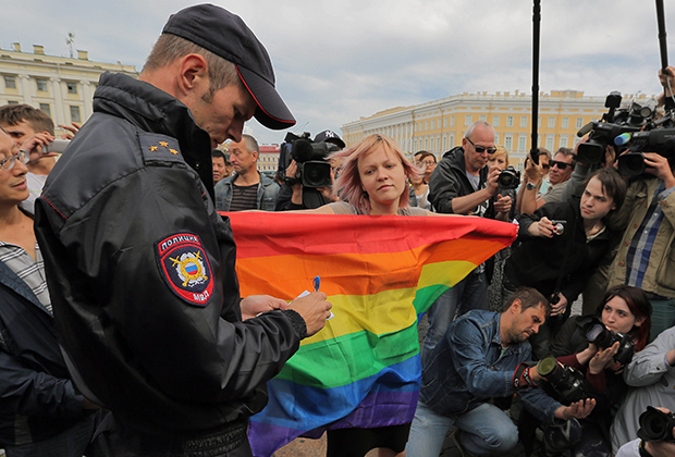ЛГБТ-активистка во время одиночного пикета против ненависти и нетерпимости на Дворцовой площади