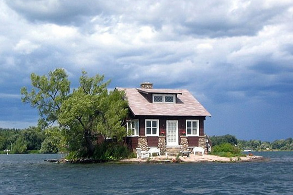 Одинокий дом на острове: подборка картинок