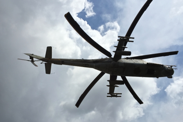 Российский ударный вертолет МИ-24 над аэродромом «Хмеймим» в Сирии